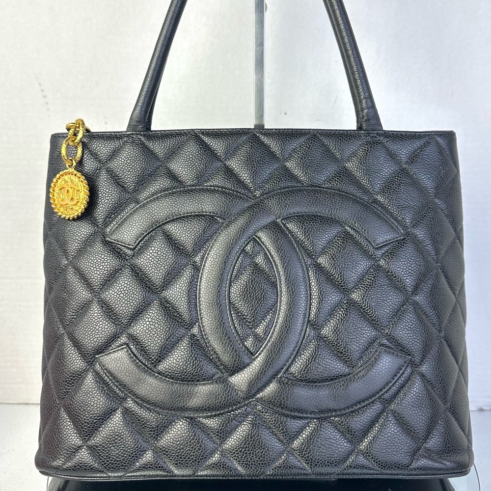 See description CHANEL CC CAVIAR MEDALLION BAG